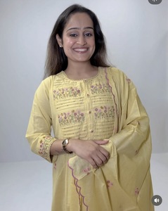 Conjunto de Kurta Elegante de 2 Piezas para Mujer, en Algodón Amarillo Tejido con Bordado, Corte Holgado, con Pantalones y Dupatta, para Uso Diario en Todas las Temporadas - Product Image 4