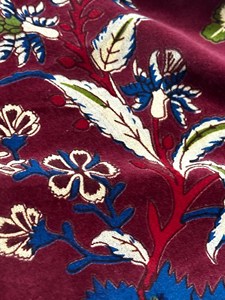 Tissu en velours de coton imprimé à la main, motif floral rouge vin : idéal pour la tapisserie, le matelassage et la décoration - Product Image 4