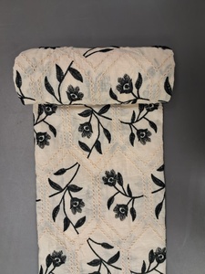 Tela Bordada de Algodón Blanco y Negro de Primera Calidad en Oferta - Material con Diseño Geométrico de Panal y Cordón Floral para Vestidos - Product Image 6