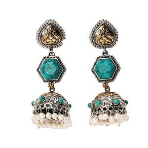 ต่างหูเงินออกซิไดซ์ประดับดอกไม้โบฮีเมียนทำมือ ประดับด้วยหินเทอร์ควอยซ์ มุก และทองเหลือง สำหรับผู้หญิง เหมาะสำหรับงานแต่งงาน เครื่องประดับอินเดีย - Product Image 1