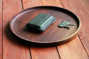 Plateau rond en bois massif de noyer 10'' - Finition laquée - Plateau de rangement portable - Utilisation moderne pour la cuisine et le bureau - Décoration minimaliste pour la maison - Product Image 4