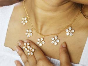 Conjunto de collar y aretes de cuarzo blanco con baño de oro de 18k para mujer - Joyería hecha a mano con latón chapado en oro - Product Image 6