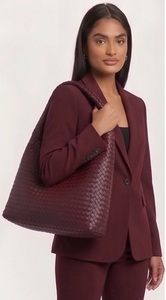 Bolso de Hombro de Lujo Personalizado para Mujer, Estilo Inglés, de Cuero Genuino Trenzado, Tipo Hobo, con Cierre de Cremallera y Cadenas, Venta al por Mayor - Product Image 2