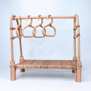Porte-vêtements pour poupées en rotin naturel de qualité supérieure, fabriqué à la main, pour poupées bébés, jouets pour jeux d'imitation pour enfants - Product Image 1