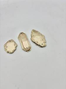 Etiquetas personalizadas de latón chapadas en oro con dos agujeros, etiquetas metálicas grabables en blanco para la fabricación de joyería, accesorios de marca, venta al por mayor. - Product Image 4