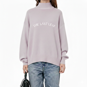 Pull en maille beige à col roulé pour femme avec imprimé « The Last Leaf », coupe oversize à épaules tombantes, idéal pour l'automne - Product Image 1