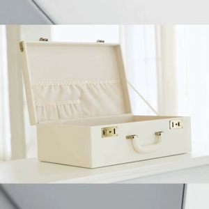 Ensemble de valises rose poudré avec fermoirs vintage, poches intérieures et poignée robuste pour un voyage élégant et un rangement charmant - Product Image 6