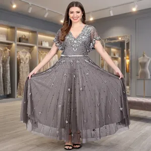 Robe de soirée grise à col en V, manches courtes, ornée de perles, motif floral, coupe trapèze, longueur ras du sol, en tulle, effet illusion - Product Image 1