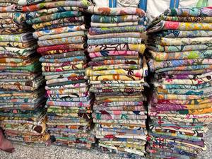Couverture de lit indienne traditionnelle en coton Kantha Suzani, faite à la main, avec des broderies complexes. - Product Image 3