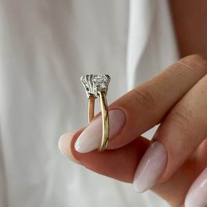 Bague à trois pierres en diamant de laboratoire de 3 carats, taille coussin carrée, E VVS2, or jaune et platine bicolore, certifiée IGI - Product Image 2