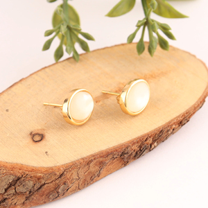 Pendientes de tuerca ovalados de lujo minimalistas con nácar sintético, latón chapado en oro de 18k, estilo geométrico, hechos a mano. - Product Image 3