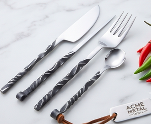 Ensemble de couverts élégants en argent avec manche courbé, 2 tons de couleur, acier inoxydable de qualité supérieure, pour cuisine, hôtel, événements et service. - Product Image 1