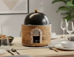 ชุดอุ่นอาหารแบบถาดกลมฐานไม้ ฝาปิดทรงโดมแบบตอกลาย สำหรับใช้ในบ้าน โรงแรม งานแต่งงาน บนโต๊ะอาหาร - Product Image 1