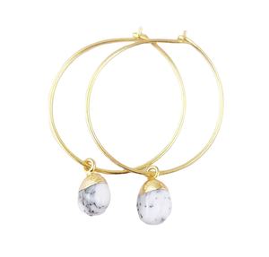 Pendientes de Aro de Plata de Ley 925 Bañados en Oro con Ópalo Dendrítico Pulido – Aros Hechos a Mano con Piedra de Nacimiento para Mujer - Product Image 1