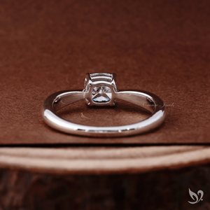 Anillo de compromiso de oro blanco de 10 quilates con diamante cultivado en laboratorio de 1.0 quilates, corte cojín, solitario con tallo pellizcado, diseño clásico. - Product Image 3
