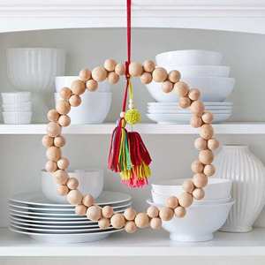 Guirnalda de pared redonda hecha a mano con cuentas de madera, decoración rústica con flores, adorno navideño sin iluminación, artesanía colgante para decoración del hogar, pieza única. - Product Image 2