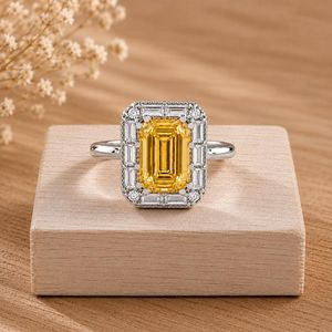 Bague de fiançailles solitaire en or massif 10k 14k 18k avec diamant de laboratoire taille émeraude, design halo et serti pavé d'accentuations de diamants de laboratoire - Product Image 2