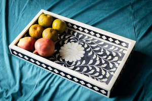 Plateau en bois élégant fait main avec incrustations en os et motifs floraux – Organisateur décoratif durable et écologique - Product Image 2