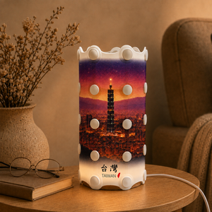 Lámpara de Mesa DIY con Diseño de Atardecer de TAIPEI 101, Pantalla Impresa con Paisaje y Base de Madera con Luz LED, Ideal como Recuerdo de Viaje - Product Image 1