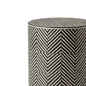 โต๊ะกลมเคลือบสีดำขาวพร้อมสติกเกอร์ตกแต่ง  งานแฮนด์เมดลายเชฟรอนสไตล์อินดัสเทรียล ใช้เป็นเก้าอี้ข้างสำหรับอพาร์ทเมนต์และห้องนอน - Product Image 3