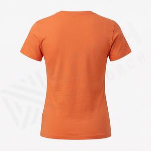 เสื้อยืดคอกลมแขนสั้นผ้าซาตินโพลีเอสเตอร์สีตามสั่งสำหรับผู้หญิง พร้อมโลโก้แบบกำหนดเอง เสื้อผ้าแฟชั่นคุณภาพสูง - Product Image 2