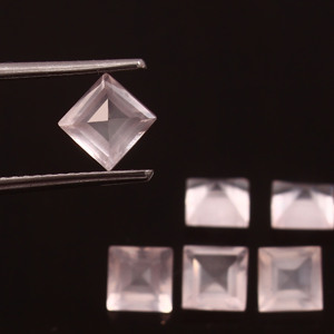 Lote al por mayor de piedras preciosas sueltas de cuarzo rosa natural de 6x6 mm, talladas en cuadrado, facetadas y calibradas, para la fabricación de joyería. - Product Image 2