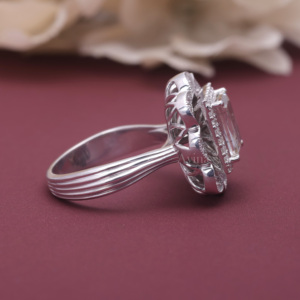 Bague de fiançailles spectaculaire en argent sterling 925 massif avec diamant de laboratoire certifié IGI, taille radiant, sertie d'une halo florale - Product Image 3