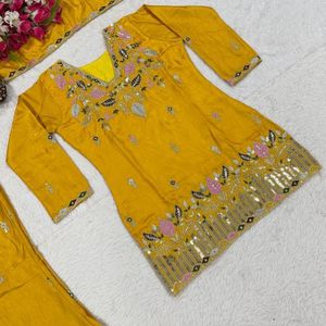 Découvrez l'élégance et le style avec cet ensemble de costume trois pièces en satin de soie brodé, conçu pour les femmes modernes. - Product Image 3