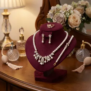 Ensemble de collier avec perles dorées impeccables, aspect CZ, avec boucles d'oreilles, bague, bracelet pour les fêtes, collection moderne pour femmes - Product Image 1