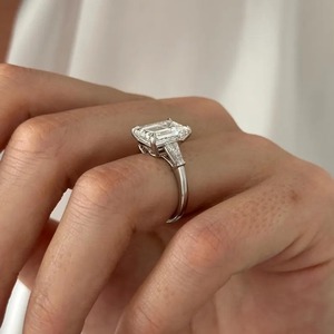 Bague tendance à trois pierres en diamant de laboratoire taille émeraude de 5 carats en or blanc 18 carats avec certification IGI pour fiançailles/mariage femme - Product Image 2