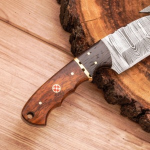 Couteau de chasse et à dépecer à lame fixe en acier Damas forgé à la main, manche en bois, ODM OEM, cadeau d'anniversaire idéal pour le bricolage - Product Image 5