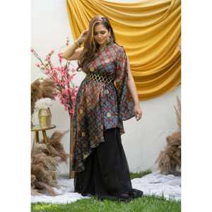 Elegante Conjunto de Kurta de Chifón Negro con un Hombro Descubierto para Mujer, Disponible en Talla XS - Product Image 2