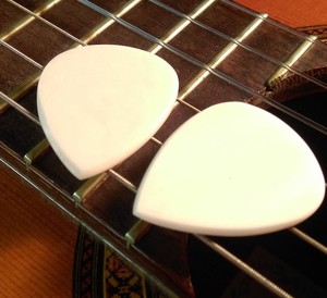 Lot de 2 plectres en os de buffle - Forme triangulaire traditionnelle de 2 mm - Sensation et sonorité terreuses - Guitare acoustique, mandoline, ukulélé - Product Image 1