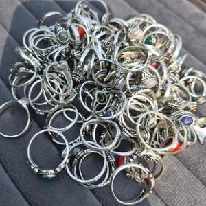 Bague traditionnelle en laiton très demandée avec pierre précieuse naturelle pour l'équilibre énergétique et la positivité astrologique, disponible à la vente - Product Image 4