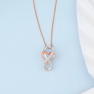 สร้อยคอแบบดั้งเดิมประดับเพชรทรงหัวใจสามดวง - Product Image 4