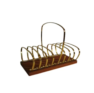 Moderno tostador de metal con base de madera que convierte el desayuno diario en un ritual más consciente y organizado. - Product Image 3