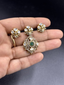 Juego de Pendientes de Plata Chapados en Oro con Colgante de Flor y Circonita Verde en Forma de Pera, Estilo Clásico para Boda, Marca Amaira Jewels - Product Image 4