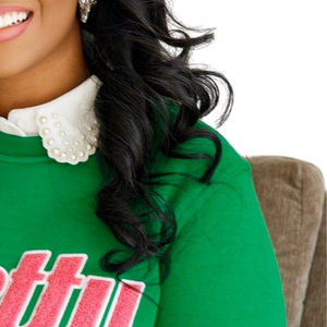 Sudadera AKA Pink Green Pretty Chenille para Mujer, Sudadera Premium con Cuello Redondo y Letras Griegas Bordadas - Product Image 4