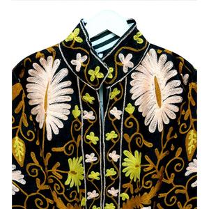 Elegante Chaqueta Acolchada Negra con Bordado Floral a Mano para Mujer, Cuello Mandarín, Manga Larga, Botones Cubiertos, Algodón No Tejido, Otoño - Product Image 4