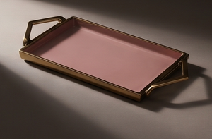 Plateau de service rectangulaire moderne en métal émaillé rose avec poignées latérales géométriques en laiton, décoratif pour table basse, coiffeuse et présentoir à parfums - Product Image 2