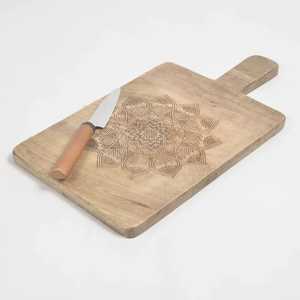 Plateau de service en bois pur avec motif floral gravé, planche à fromage artisanale pour servir des collations, des apéritifs et des desserts - Product Image 1