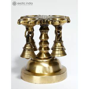 Lampe à huile élégante à quatre mèches en laiton de 4 pouces avec cloches pour la décoration intérieure, les cadeaux et les temples Made In India - Product Image 2