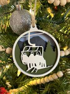 Adorno Navideño Colgante de Madera Hecho a Mano con Diseño de Teleférico de Esquí y Snowboard - Product Image 2