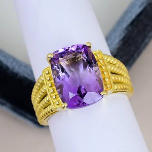 Anillo de Plata de Ley 925 Maciza Chapado en Oro con Amatista de Corte Cojín Engastada en Puntas y Banda de Cuentas Trenzadas de Lujo de Varias Hileras - Product Image 2