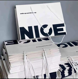 Bolsas de Papel Resistentes con Impresión Personalizada para Tiendas de Ropa y Boutiques - Product Image 1