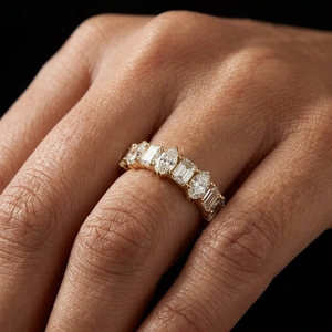 Anillo de Diamantes en Oro Amarillo de 10K con Corte Esmeralda y Corte Pera Alternados, Diamantes Cultivados en Laboratorio de Múltiples Formas, Banda de Diamantes de Media Eternidad - Product Image 2