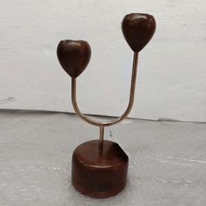 Exclusivo Portavelas Doble de Madera y Metal Dorado con Partes Superiores Esculpidas en Forma de Capullo y Base Redonda para una Decoración Elegante de Mesa - Product Image 2