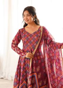 Conjunto de Vestido Maslin Estampado para Mujer con Encaje Dorado, Largo hasta el Tobillo, Sin Arrugas, de Secado Rápido, Reversible, Listo para Usar en Fiestas y Bodas - Product Image 3