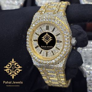 Montre à quartz en acier inoxydable doré avec cadran en cristal et bracelet style diamant glacé pour homme, bijou de fête de luxe - Product Image 2