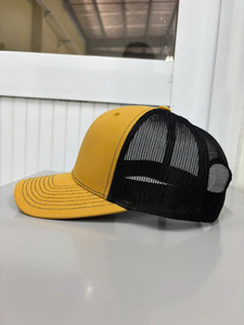 Gorra Trucker Amarilla de Corona Alta con Malla Negra Ajustable para Hombre y Mujer, Estilo Urbano, Hecha en Vietnam - Product Image 2